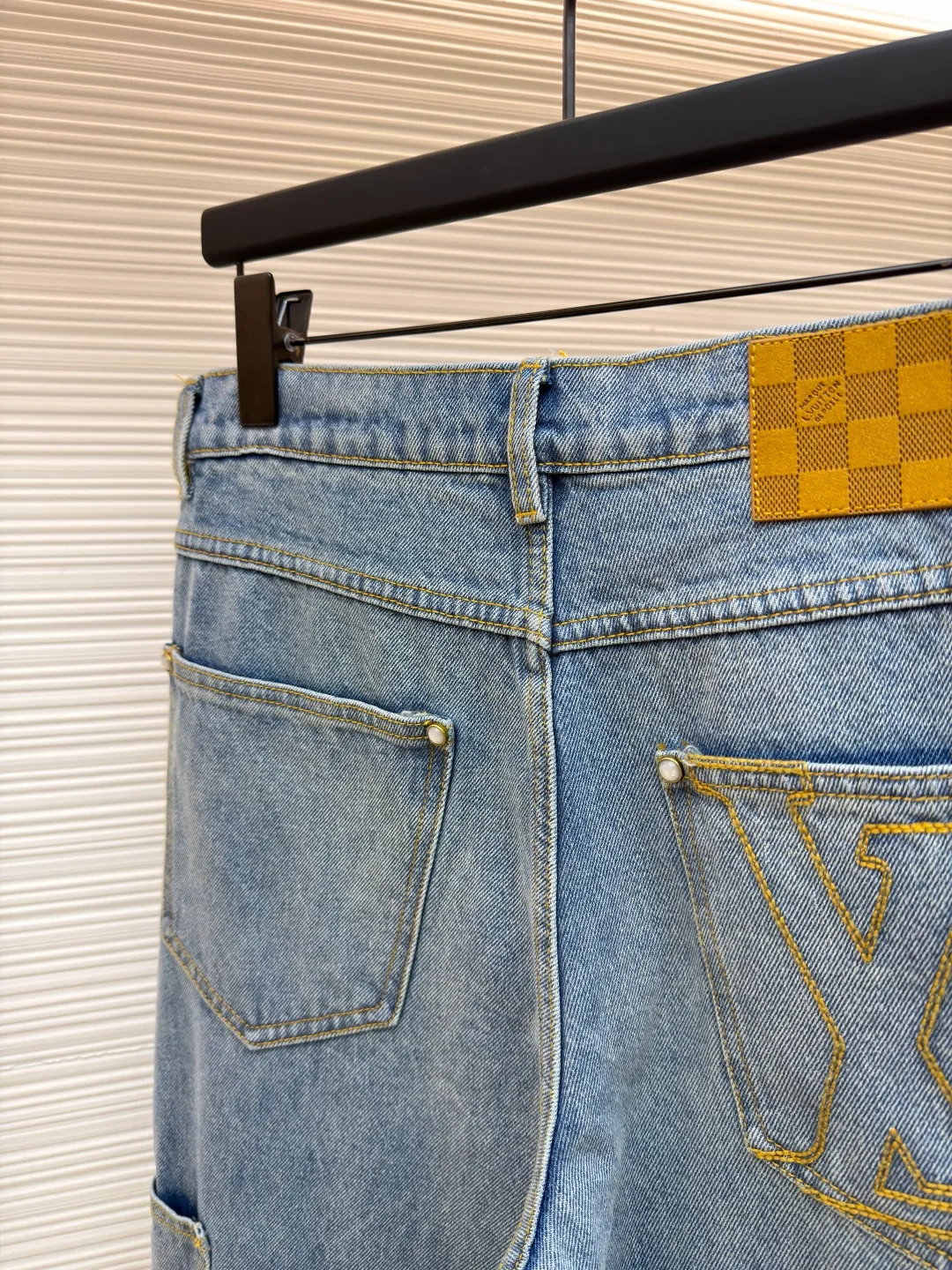 LOUIS VUITTON distressed washed blue denim trousers ●Original version: purchased and developed at 11999 ●Item number: 1682235-B15 ●Fabric: pure cotton denim ●Technology: laser cutting ●Color: blue ●Type: fitted version ●Weight: about 920 grams ●Size: 28-30-32-34-36 ●Description: Made of high-quality pure cotton denim, the fabric material ensures classic denim texture, durability and breathability. Classic washed colors are achieved through professional industrial washing processes. The function of washing is to soften the fabric and eliminate the stiffness of new cloth; by controlling the degree of fading, it can form a layered retro blue tone; and at the same time, it can prevent the garment from shrinking significantly in the future. The calm topstitching contrasts with the fabric but is not too knotty in stitching color to highlight the stitching structure and enhance the workwear style. The back pocket is top-stitched with the word LV: the logo on the chest pocket is embroidered by stitches, and the embroidery stitches are closely connected and evenly arranged in straight lines. Its function is to outline the outline of the logo in a delicate and extremely strong way. The edges are neat, wear-resistant and durable, and are in line with the functional attributes of workwear. Nubuck leather logo patch: High-quality nubuck leather is laser-cut and embossed with the brand logo and sewn on the back of the pants. What it does is introduce a luxuriously soft touch that creates a premium contrast with stiff denim. The ticket bag is equipped with a logo patch, which fixes the brand leather logo on this small pocket and becomes a refined identity embellishment. Pearlescent effect buttons and rivets: Replace the metal hardware of traditional workwear with fasteners with a warm pearlescent effect. Its function is to enhance the sophistication and uniqueness of the piece in the details, while retaining the functional rivet reinforcement. The overall wiring is straight and delicate, the fabric is comfortable and soft, and the color is consistent without color difference. It can be matched with the same style to create a fashionable look and control various occasions. Customized accessories, complete with three standards, same style for men and women!